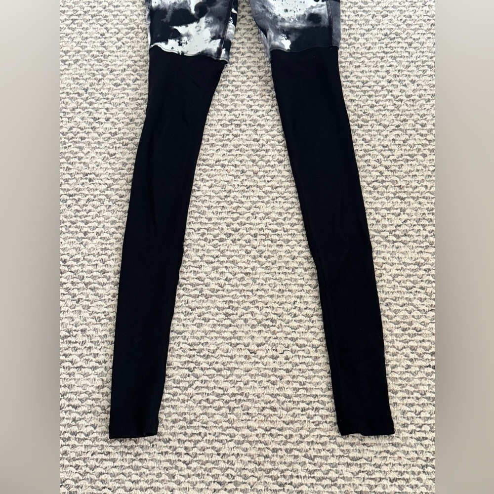 ALO Yoga High Waisted Goddess Leggings XS Black White Tie Dye Pants NO LOGO - Picture 2 of 7